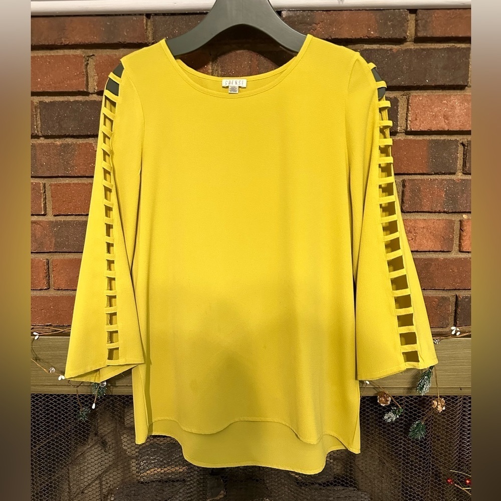 🛍️ Spence cute open sleeve top with new condition.